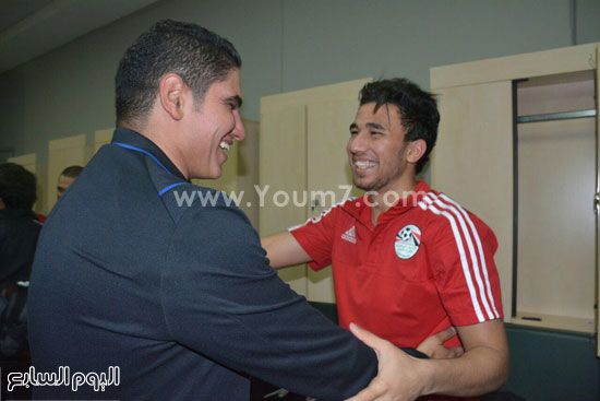  أبو هشيمة مع لاعبى المنتخب (9)