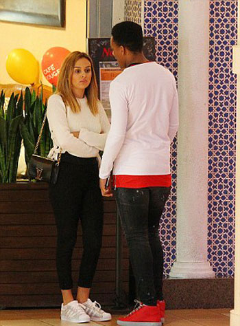 -مارسيال-يتحدث-مع-زوجته -مارسيال-يتحدث-مع-زوجته