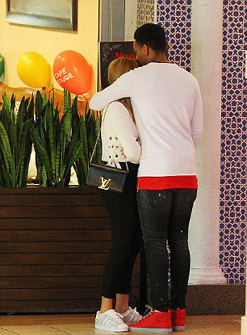 -مارسيال-يعانق-زوجته -مارسيال-يعانق-زوجته