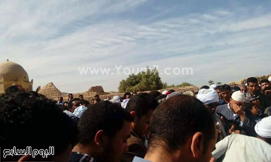 الآلاف يشيعون جثمانى شهيدى الإرهاب فى جنازة عسكرية (6)