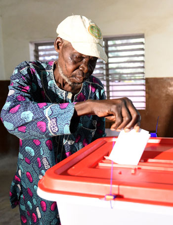 فتح مراكز الاقتراع لانتخاب رئيس بنين (1)