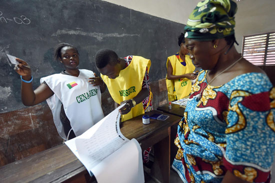فتح مراكز الاقتراع لانتخاب رئيس بنين (4)