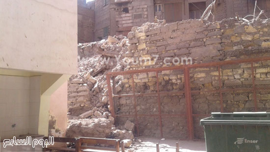 انهيار سور مدرسة مبنى بالحجارة بمنطقة الدرب الأحمر (1)