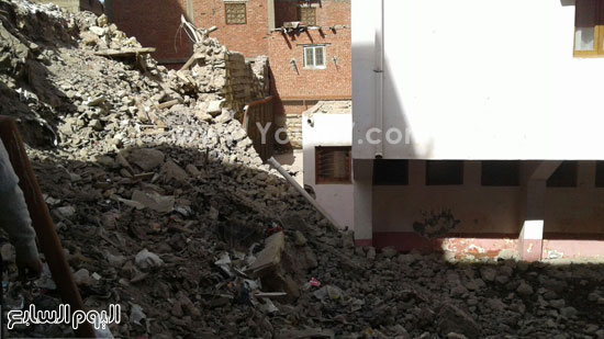 انهيار سور مدرسة مبنى بالحجارة بمنطقة الدرب الأحمر (2)