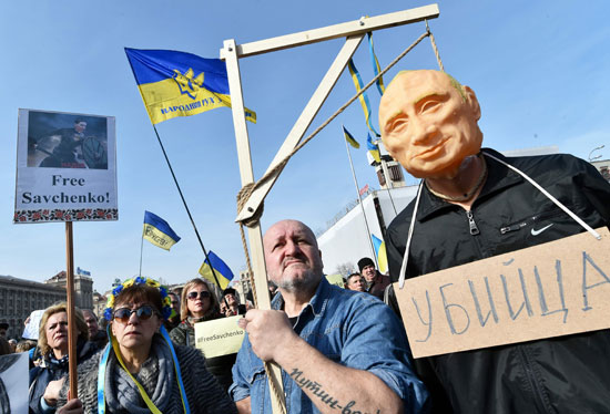 مظاهرات--أوكرانيا-تطالب-روسيا-بالإفراج-عن-الطيارة-الأوكرانية-(1)