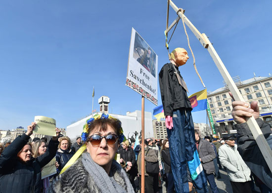 مظاهرات--أوكرانيا-تطالب-روسيا-بالإفراج-عن-الطيارة-الأوكرانية-(3)