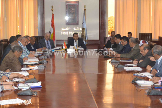 جلسة المجلس التنفيذى بمحافظة الأقصر (2)