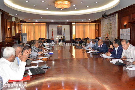 جلسة المجلس التنفيذى بمحافظة الأقصر (5)