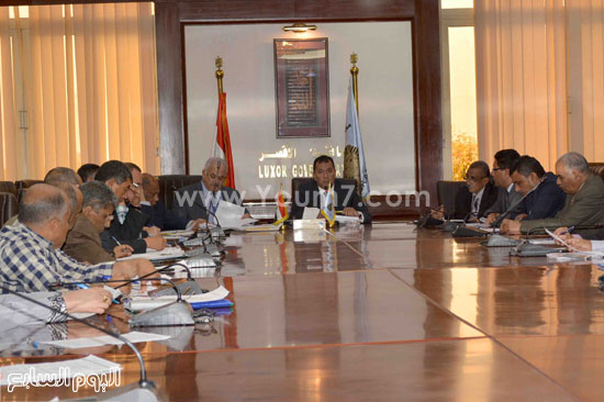 جلسة المجلس التنفيذى بمحافظة الأقصر (6)