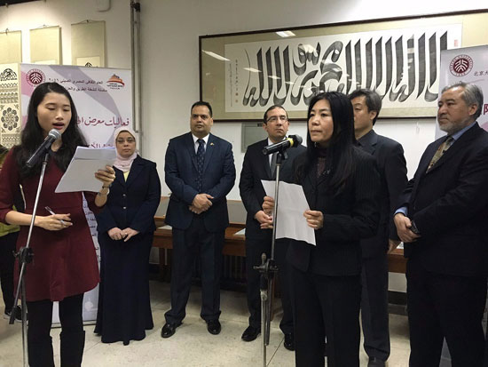 سفارة مصر بالصين وجامعة بكين يقيمان معرضا للخطاط العالمى مى قوانج جيانج (4)