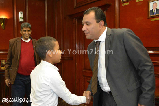 محافظ الاقصر يُكرم الطفل محمود الفائز بالمركز الأول ببطولة الكونغ فو (2)