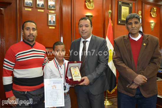 محافظ الاقصر يُكرم الطفل محمود الفائز بالمركز الأول ببطولة الكونغ فو (3)