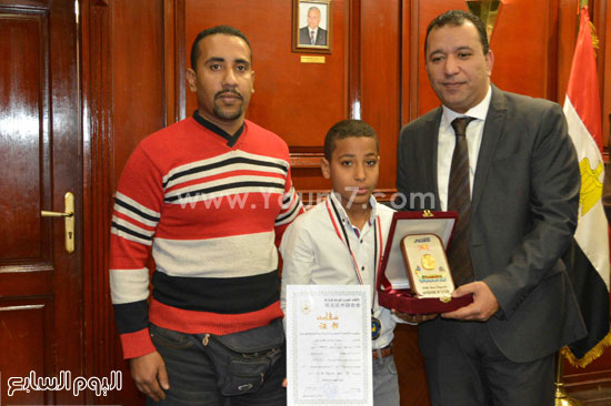 محافظ الاقصر يُكرم الطفل محمود الفائز بالمركز الأول ببطولة الكونغ فو (4)