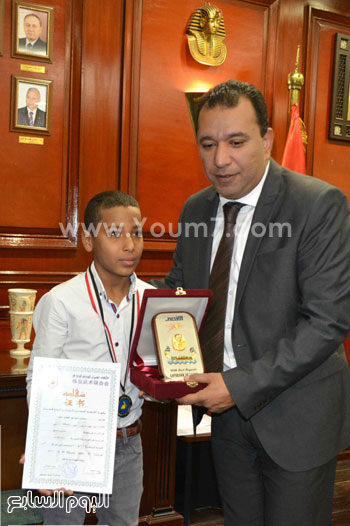 محافظ الاقصر يُكرم الطفل محمود الفائز بالمركز الأول ببطولة الكونغ فو (1)