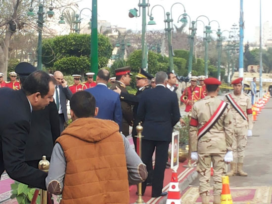 محافظ الاسكندرية يضع اكليل الزهور على قبر الجندى المجهول فى ذكرى يوم الشهيد (3)