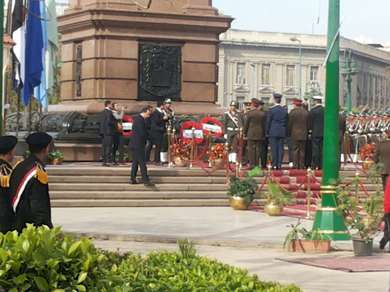 محافظ الاسكندرية يضع اكليل الزهور على قبر الجندى المجهول فى ذكرى يوم الشهيد (4)