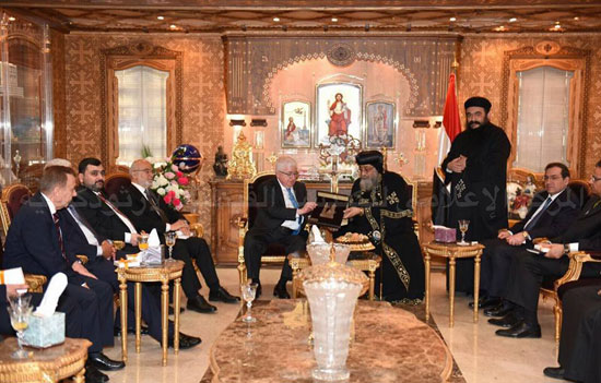 البابا تواضروس يلتقى الرئيس العراقى  (3)