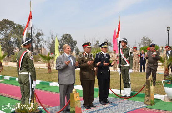 قائد الجيش الثانى يضع إكليل الزهور على قبر شهداء القوات المسلحة (3)