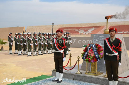 قائد الجيش الثانى يضع إكليل الزهور على قبر شهداء القوات المسلحة (5)