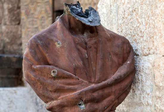 تمثال أبى العلاء المعرى بعد قطع رأسه (1)