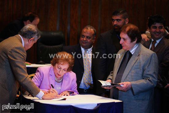 حفل توقيع كتابى الرئيس محمد أنور السادات بحضور جيهان السادات  (33)