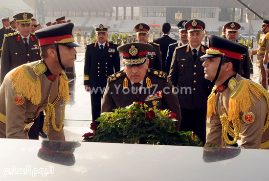السيسى ينيب وزير الدفاع لوضع إكليل الزهور على النصب التذكارى لشهداء الجيش (2)