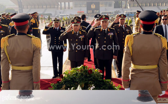 السيسى ينيب وزير الدفاع لوضع إكليل الزهور على النصب التذكارى لشهداء الجيش (3)