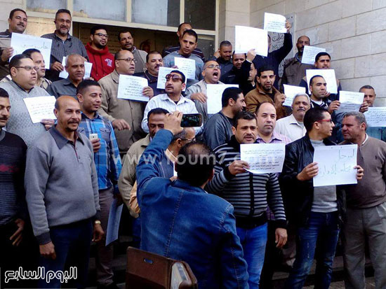 عمال المصرية للاتصالات يتظاهرون بالغربية  (1)
