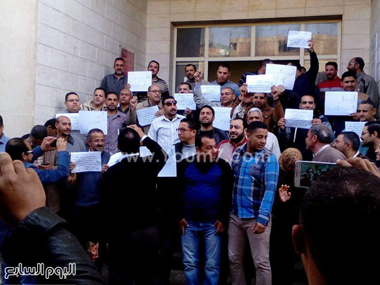 عمال المصرية للاتصالات يتظاهرون بالغربية  (2)