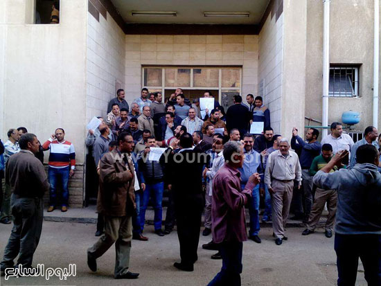 عمال المصرية للاتصالات يتظاهرون بالغربية  (3)