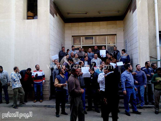 عمال المصرية للاتصالات يتظاهرون بالغربية  (4)
