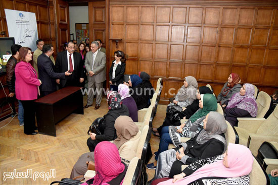 محافظ الإسكندرية يتفقد مركز صحة المرأة ويثنى على نشاطاته (6)