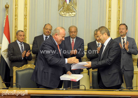 مجلس الوزراء توقيع اتفاقيات (2)