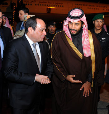الرئيس السيسي يصل مطار الملك خالد بالسعودية (1)