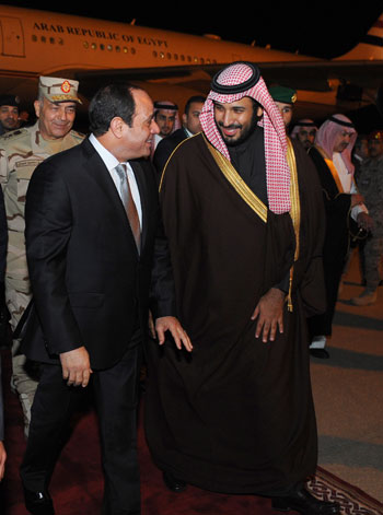 الرئيس السيسي يصل مطار الملك خالد بالسعودية (2)