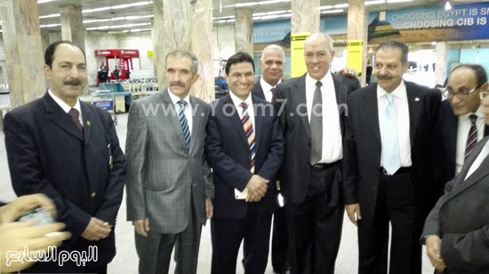 تكريم مدير إدارة الجمرك بمطار القاهرة لبلوغه السن القانونية للمعاش (4)