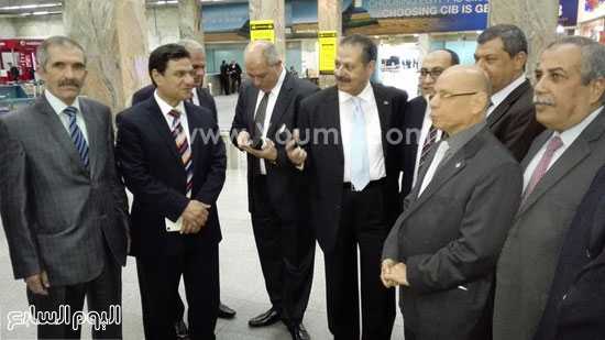  تكريم مدير إدارة الجمرك بمطار القاهرة لبلوغه السن القانونية للمعاش (5)