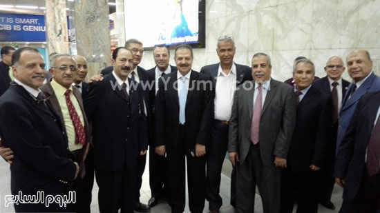  تكريم مدير إدارة الجمرك بمطار القاهرة لبلوغه السن القانونية للمعاش (7)
