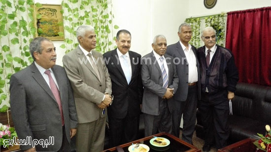  تكريم مدير إدارة الجمرك بمطار القاهرة لبلوغه السن القانونية للمعاش (8)