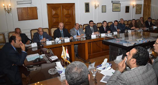  خالد حنفى وزير التموين والتجارة الداخلية، مع رؤساء غرفة صناعة الحبوب (1)