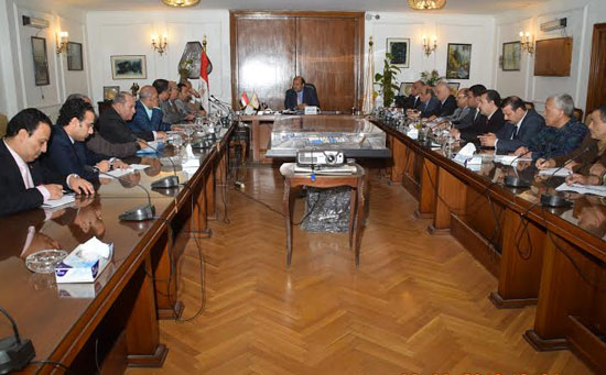  خالد حنفى وزير التموين والتجارة الداخلية، مع رؤساء غرفة صناعة الحبوب (2)