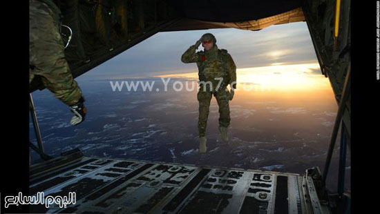 	أحد الجنود يقوم بالقفز من الطائرة وهو يلقى التحية العسكرية  -اليوم السابع -4 -2015
