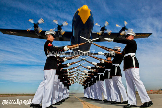 	طائرة تعبر فوق الجنود خلال أحد العروض العسكرية -اليوم السابع -4 -2015
