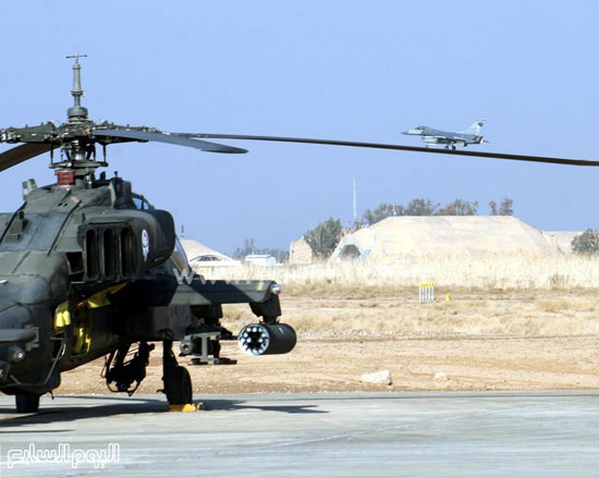 صورة توضح الطائرة الحربية التى تطير كأنها تسير على أحد مراوح طائرة هليكوبتر على الأرض -اليوم السابع -4 -2015