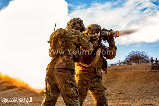 جنود يطلقون قذيفة من مدفع محمول على الكتف  -اليوم السابع -4 -2015
