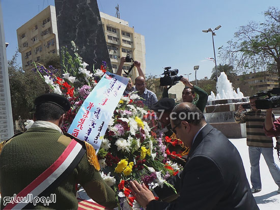 	المحافظ يضع إكليلاً من الزهور -اليوم السابع -4 -2015