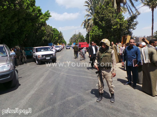  قوات الأمن أثناء تأمين وزير الزراعة فى عملية الإزالة -اليوم السابع -4 -2015