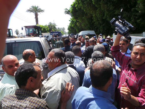 وسائل الاعلام تتابع عملية الإزالة رفقة وزير الزراعة -اليوم السابع -4 -2015