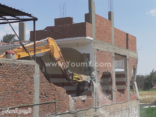 عملية تحطيم كامل المبنى محل التعدى بجزية شندويل -اليوم السابع -4 -2015