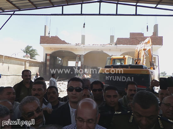 الوزير أثناء خروجه من قرار الإزالة -اليوم السابع -4 -2015